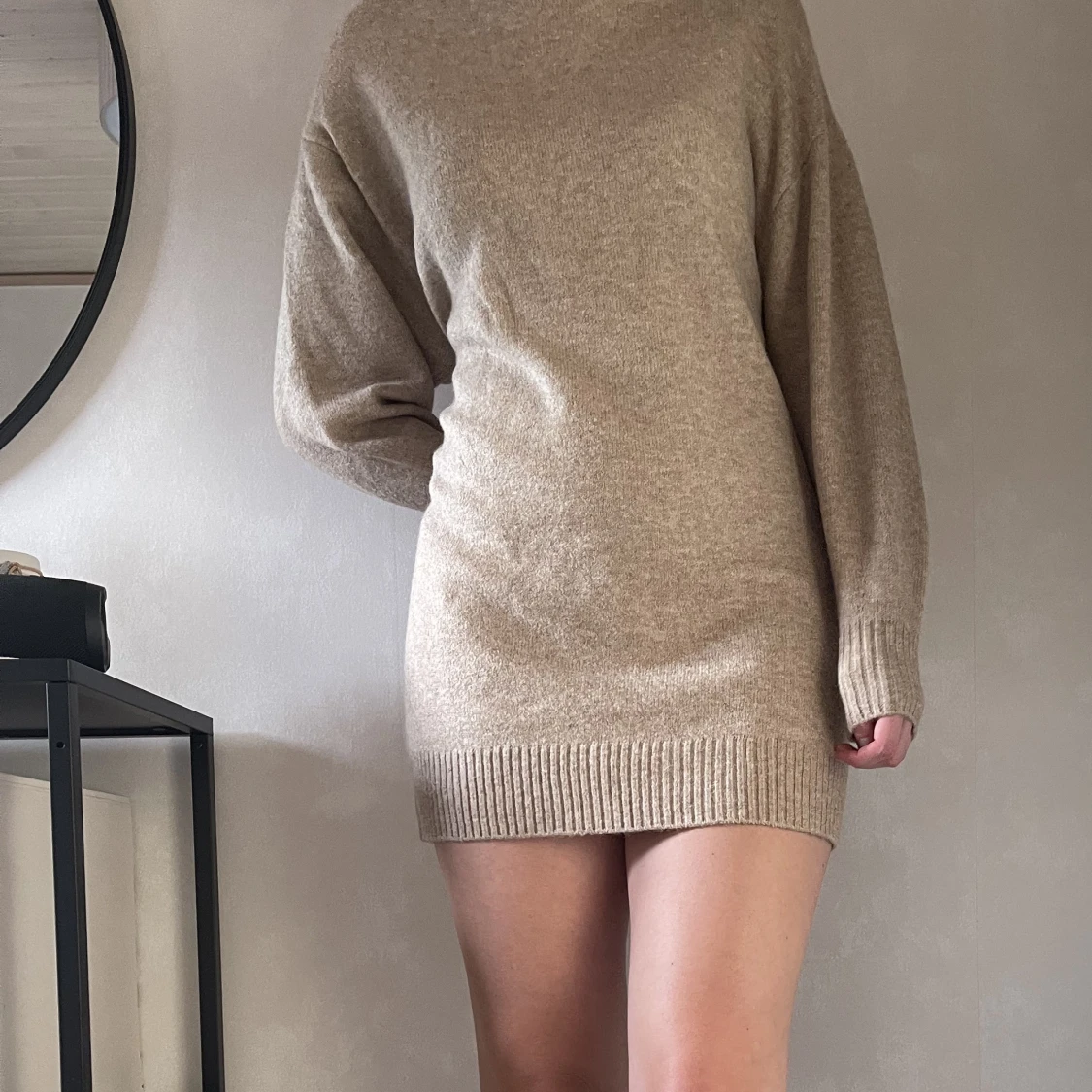 Beige stickad klänning