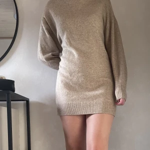Beige stickad klänning - Finn stickad klänning från mango. Jätteskönt material med en fin polokrage. Aldrig använd, säljs pga inte min stil! <3