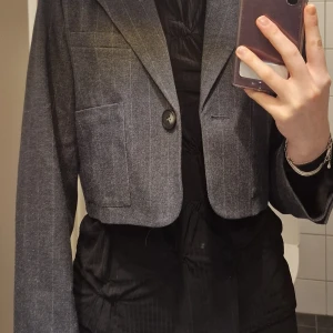 Croppad Blazer/kavaj NA-KD - Beskuren kavaj med en knapp och knappar på ärmarna. Skriv ifall du vill ha fler bilder! Nyskick från NAKD. 