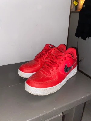 Nike Air Force - Säljer mina röda Nike Air Force pga av att jag inte använt dem ofta. Dem är använda 3 gånger. Storlek 43