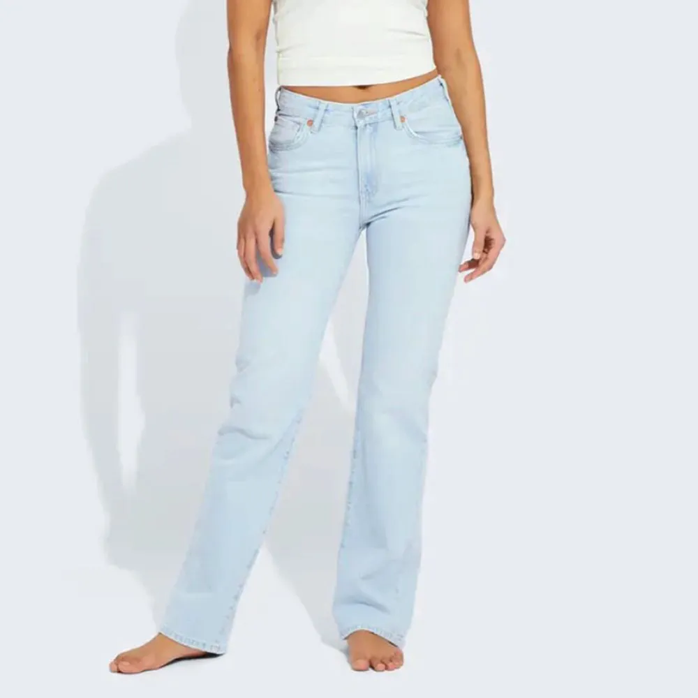 Säljer mina ”Low waist straight 510” jeans från bikbok. Fint skick. Skriv för egna bilder på. Jag är 174cm lång och på mig sitter dem perfekt i längden.. Jeans & Byxor.