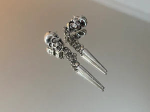 Handgjorda örhängen  -  @bladhsmycken på Instagram 