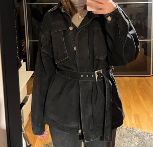 svart jeansjacka - Svart oversize jeansjacka, storlek uk 8, passar allt från S-L