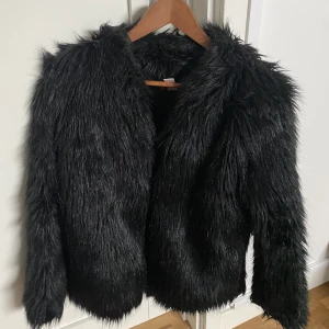 Pälsjacka  - Fejk pälsjacka i storlek S. ”Stars” köpt på Nelly. Sidofickor och knäpps med hyskor. Passar perfekt på mig som är 162 och kan ha en hoodie under.  Skick: Använd. 