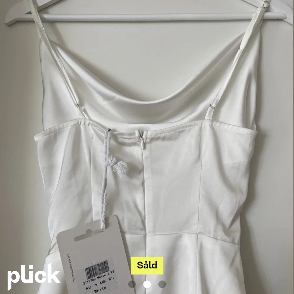 Säljer min vita klänning pågrund av att den inte används, tänkte ha den som student klänning men har hittat en annan! :) . Klänningar.