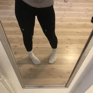 Nike pro tränings byxor  - Ett par Nike pro byxor i gammal modellen som ni ser har det lossnat på Nike märket där av priset frakten är 60kr ❤️ skriv vid frågor eller funderingar ❤️