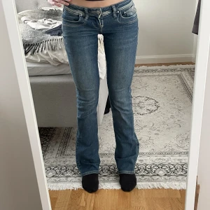 Lågmidjade jeans från Valerie - Mellanblå lågmidjade jeans från Valerie med rak och utsvängd passform. Är i nyskick💘 Nypris 700!!