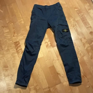 Stone Island cargo pants - Äkta stone island junior byxor i storlek 14 170. Knappt använda.