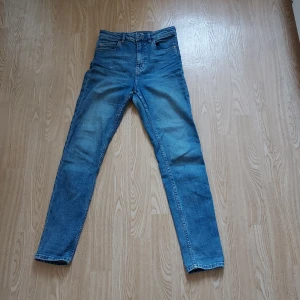 högmidjade Jeans från HM - Straight jeans med hög midja! Från HM och i fint skick. Lite slitna mellan benen men annars bra☺️ Kameran gör så att jeansen ser lite mer vibranta ut men irl ser färgen svagare ut
