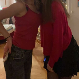 Tröja - Röd stickad tröja som inte längre kommer till användning och har använt den max 4 gånger! Men så mysig och lite tunnare.