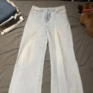 Jeans - Väldigt fina vida jeans köpta på lager 157. Ljusblå och mellan/hög midja🤗Ungefär storlek medium