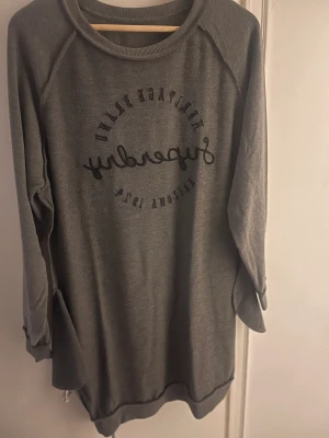 Collageklänningar - Stl L  50kr st Hämtas på Södermalm 