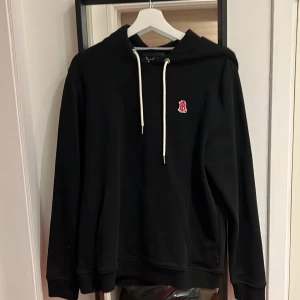 Svart hoodie från Bondelid - Snygg svart hoodie från Bondelid. I bra skick använd endast 3 gånger