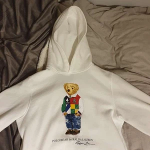 Ralph lauren hoodie - Bra skick. Säljes på grund av den är för liten. Xl i junior storlek alltså S i herr. Priset är inte ristat i sten.