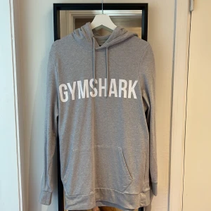 Grå Gymshark hoodie - Grå hoodie från gymshark i bra skick. Endast använd 5gånger. ”Muscle fit”