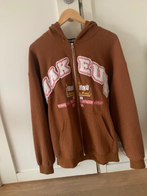 Zip hoodie från aelfriceden - En riktigt snygg zip hoodie från aelfriceden, använd undegär 2 gånger så den är så gott som ny.
