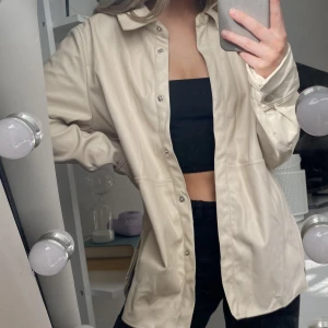 Beige jacka - Supersnygg tunn beige jacka/overshirt. Använd fåtal gånger!