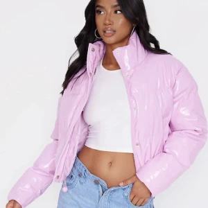 Baby rosa puffer jacket  - Säljer ännu en till av denna modell i babyrosa. Super snygg jacka! Endast använd en gång (säljer min systers) 