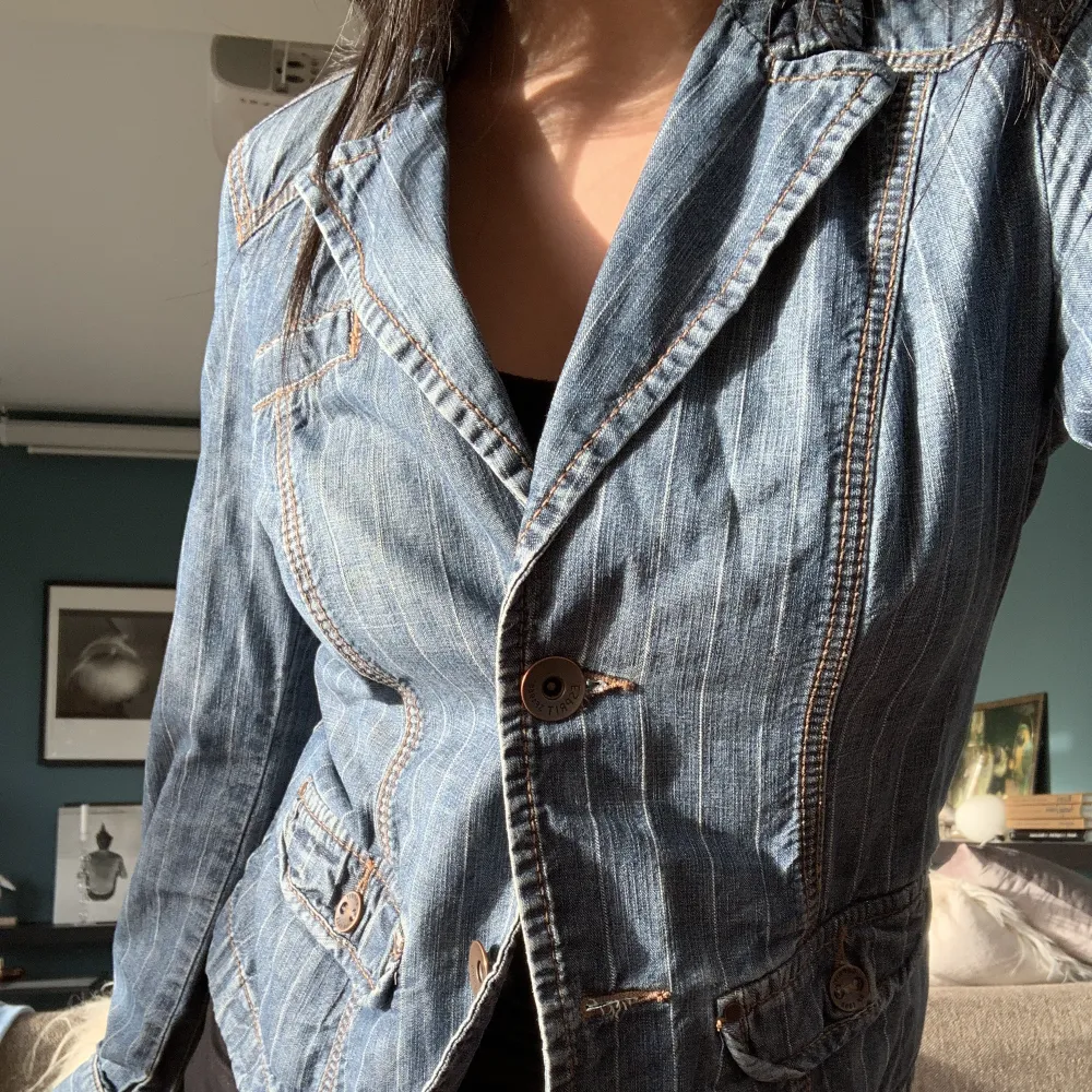 Jättesöt jeansjacka från Esprit som är perfekt till våren! Fint skick och sitter fint runt kroppen! Fler bilder finns, kontakta vid frågor! 💕. Jackor.