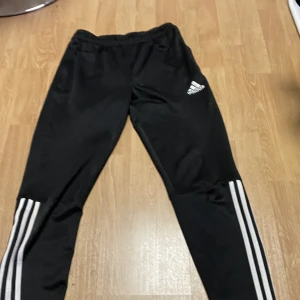 Adidas träningsbyxor  - Säljer dessa träningsbyxor. Dom är i barn storlek L, funkar för 13-14 åringar. Dom är som i nyskick 