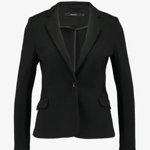 Blazer - Säljer denna blazern från Vero Moda, köpt för 449kr och använd ungefär 3 gånger. 💞