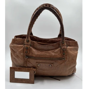 Balenciaga - Brun Balenciaga väska i bra skick. Kan skicka fler bilder. Äkthetsbevis finns🥰