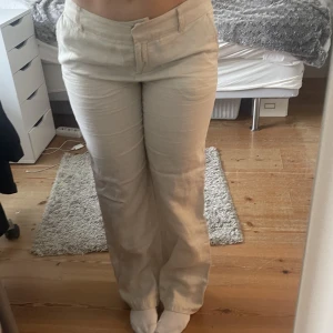 Beiga Linnebyxor  - Tunna beiga linnebyxor köpta på hm för länge sen. I bra skick. Super sköna och fina till vår och sommar😍