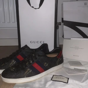 Gucci skor - Hej säljer nu mina fina Gucci skor, Skick 8/10 och nypris runt 6500kr. Skriv om ni har någon fråga mm.  Kan mötas upp samt frakta över hela Sverige 
