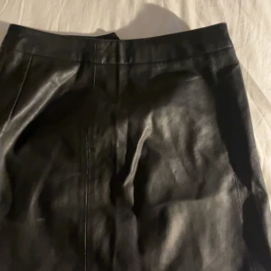 Skinnkjol  - En jätte fin kjol! Men tyvärr är den lite stor och ej min stil! Perfekt till nån fest eller ute kväll❤️ inga defekter och är som helt ny då ja aldrig använt den!!