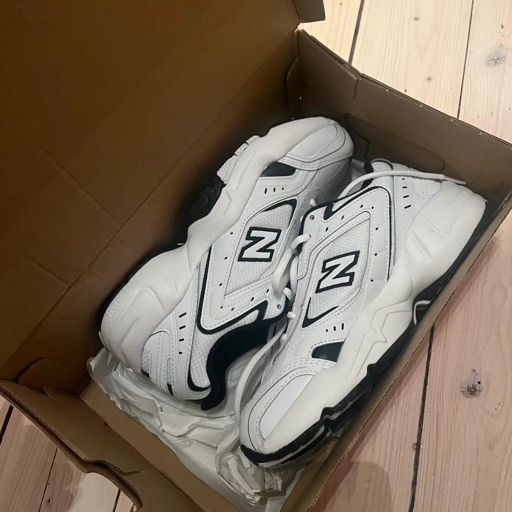 Helt nya oanvända New Balance sneakers    Modell: WX452 Storlek: 38 Färg: svart / vit . Skor.