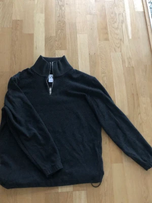 Zip-up tröja från zara - Zip up tröja från zara i storlek M Kan gå ner i pris vid snabb affär. Köpare står för frakr