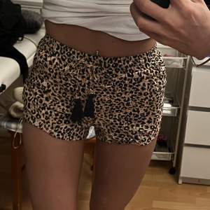 Luftiga tygshorts i leopardmaterial. Resårband rund midjan. Tofsar i banden som syns på sista bilden. Har även fickor.