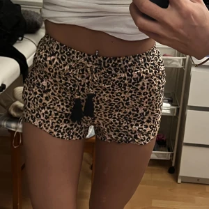 Leopard shorts  - Luftiga tygshorts i leopardmaterial. Resårband rund midjan. Tofsar i banden som syns på sista bilden. Har även fickor.