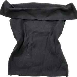 Zara off-shoulder  - Säljer denna fina zara off shoulder som endast är använd en gång. Strlk M men sitter som S.  Hör av dig vid frågor ! 💘👛