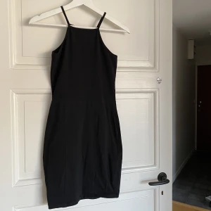 Basic svart klänning - Svart klänning från Nelly Trend med smalare neckline. Nyskick, Strl XS. 30 kr + frakt
