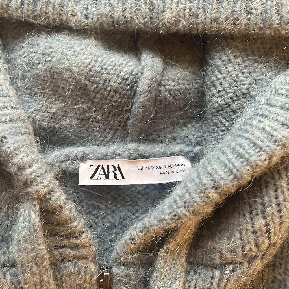 Säljer denna fina stickade zip up tröja från zara som är i färgen babyblå💙 använt max 3 gånger och är i fint skick😊 passar en Xs-M! Skriv till mig vid  frågor eller annat❤️. Stickat.