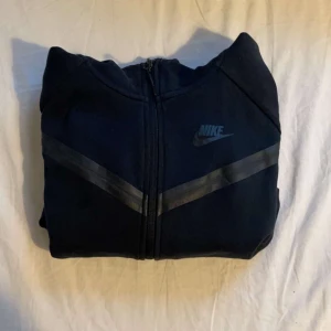 Nike teech - Svart nike teech tröja i dam modellen🖤 Ända problemet är kjedan se bild 2, annars är skicket 10/10🖤 