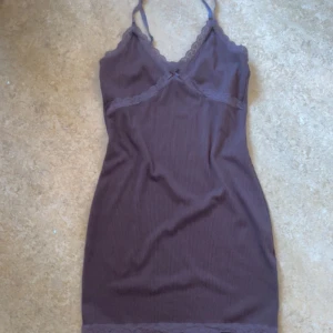 Klänning  - Tajt klänning med lite spets! Inte så bra bilder här men kontakta vid frågor elr fler bilder!!