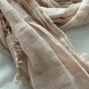Jättefin ljusrosa halsduk perfekt nu till våren 💕Har en fläck (se sista bilden) som man inte lägger märke till. Den kanske kan tvättas bort, har inte testat. 