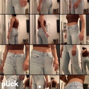 Ljusblåa jeans - Jättefina, strechiga jeans. Drogs till silver detaljerna när jag köpte den ✨, men måste tyvärr rensa. De är lite V-formade och de finns dessutom lite mer tyg där nere då jag inte är jätte lång