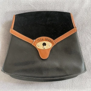 Handväska  - Säljer denna supercoola handväska. Den saknar axelremmen men det finns knäppen på båda sidorna där man kan knippa i en egen axelrem. ☀️ Säljer därför billigt ☀️