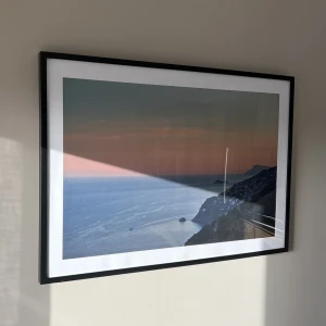 Poster från PoppyPoster + Ram - Poster i motivet Ciao Capri från PoppyPoster: Mått 70x100 säljes tillsammans med ram i motsvarande mått. 