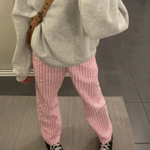 Pjymas byxor  - Skit snygga pjymas byxor. Ändå bra skick. Storlek-146-152