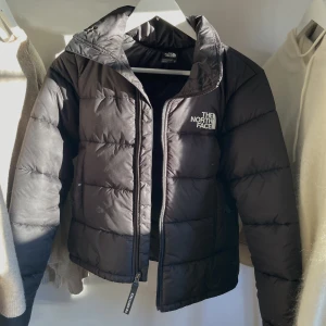 North Face jacka - Jacka från North face. Stl XS, är i nyskick då den knappt använts. Varm och bra kvalité, perfekt nu i vinter.