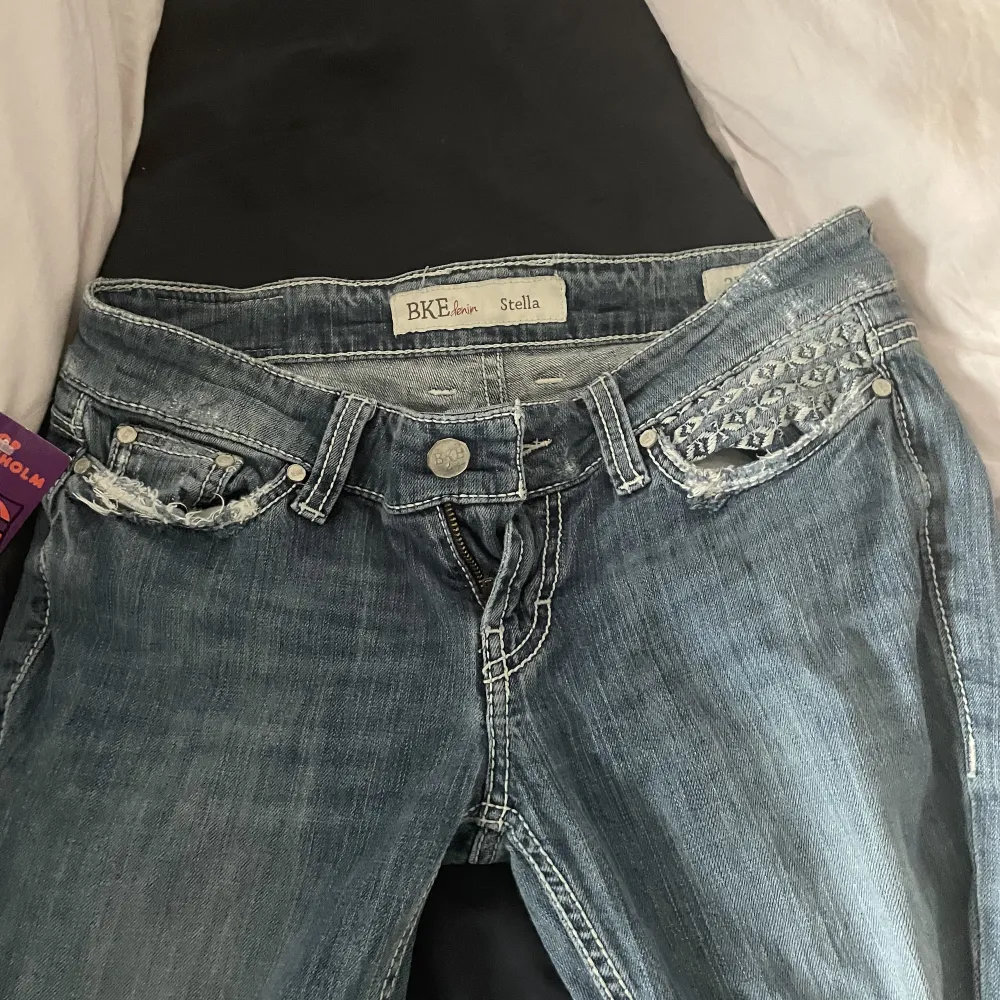 Säljer dessa jätte fina, helt nya low rise jeans  som jag köpte på pop. Sitter jätte bra på och helt oanvända💞 . Jeans & Byxor.