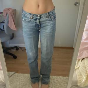 Säljer dessa trendiga lågmidjade jeans från Gina då jag har flera likande. Använda men inget som som syns eller märks.