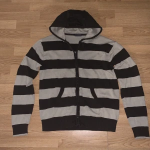 Logg, Hm hoodie  - Randig beige, brun hoodie från Logg en del av Hm. Det står XL fast sitter som en M eller L 