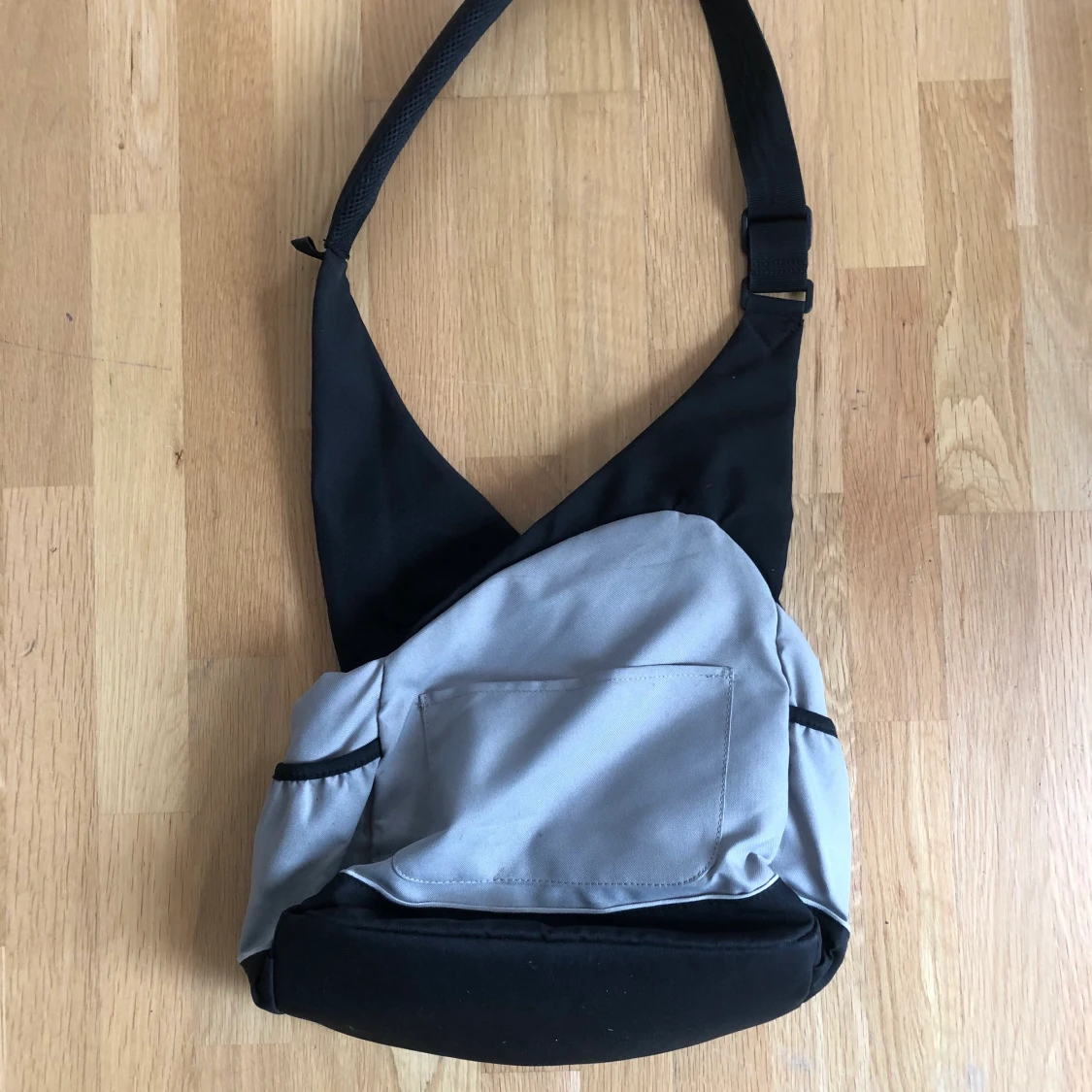 Skitsnygg crossbodyryggsäck - 90