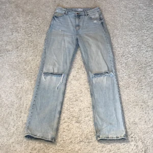 Håliga jeans - Jeans från bershka, lightwash, hål på knäna, strl 36😊💕
