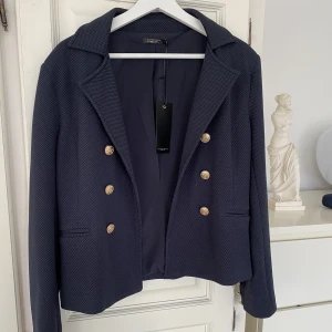Kappa - Helt ny kappa från cappuccini. Kappan är marin blå med guld knappar och eftersom att den är tunn så passar den perfekt nu till våren. Ny pris 800kr. Frakt 69kr